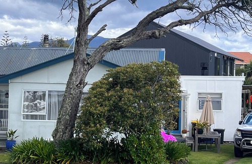 Motueka Cottage | Experience a true original Kiwi beach 'Quayside Cottage'