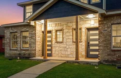 Southeast Arlington House | Experience Arlington: 4BR Comfort & Class. Minutes to Cowboys, Rangers, 6 Flags!