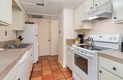 Northeast Santa Fe Hotel | Experience Authentic Santa Fe Living - Walk to Historic Downtown, Kiva Fireplace