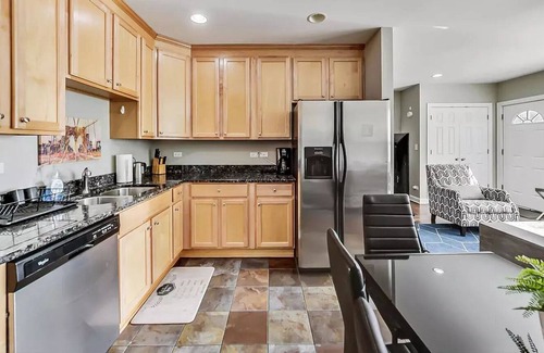Wicker Park Apartment | Experience Chicago in one of it's hottest neighborhoods!