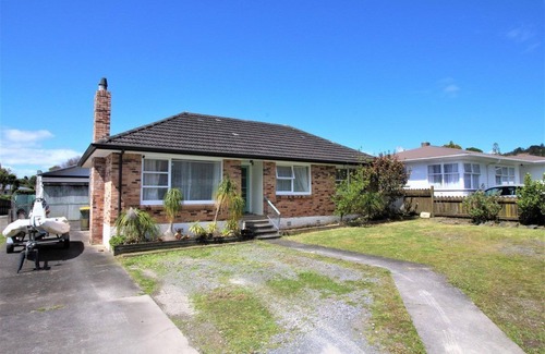Titirangi House | Experience Comfort in Our 3-Bedroom Family Home