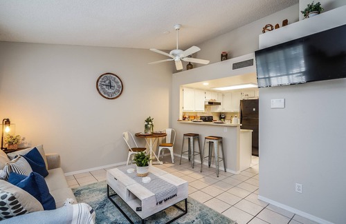 Glendale Condo | Experience Glendale near Cardinal Stadium. Quiet comfy condo with full kitchen.