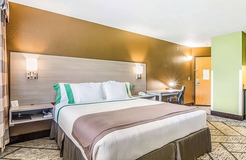 Poulsbo Resort | Experience GuestHouse Poulsbo! Free Parking, Pets Allowed