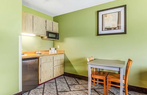 Poulsbo Resort | Experience GuestHouse Poulsbo! Free Parking, Pets Allowed