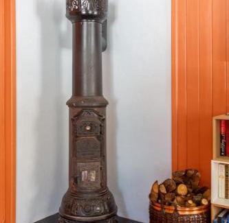 Vestre Slidre Apartment | Experience Jotunheimen from Vevstogo - sauna with a view and eco living in an old school building