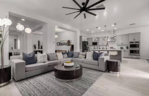 Glendale House | Experience Luxury Stay 5bedrooms. 5beds. 3baths