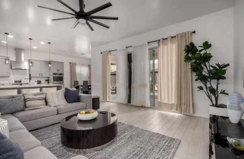 Glendale House | Experience Luxury Stay 5bedrooms. 5beds. 3baths