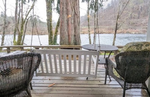 Marcola House | Experience Nature in this River Front Hideaway