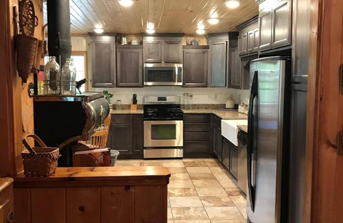 Allenspark House | Experience the fall colors near the RMNP. Hike, relax, work from home, pets ok