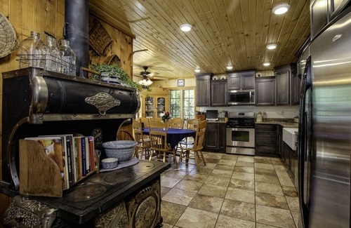 Allenspark House | Experience the fall colors near the RMNP. Hike, relax, work from home, pets ok