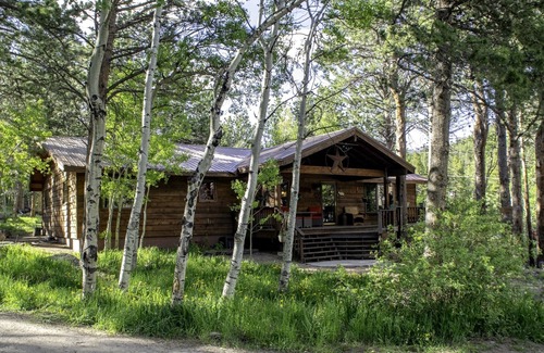 Allenspark House | Experience the fall colors near the RMNP. Hike, relax, work from home, pets ok