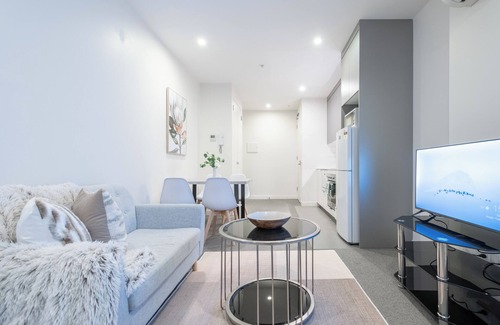 Melbourne Central Business District Apartment | Experience the Heartbeat of Melbourne CBD 1BR