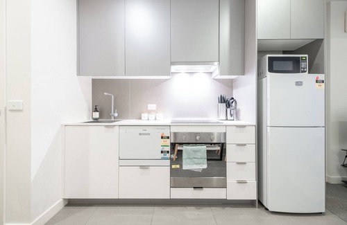 Melbourne Central Business District Apartment | Experience the Heartbeat of Melbourne CBD 1BR