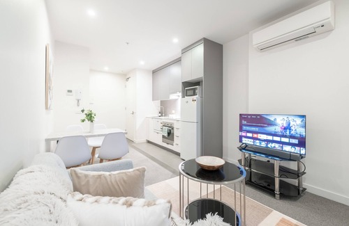 Melbourne Central Business District Apartment | Experience the Heartbeat of Melbourne CBD 1BR