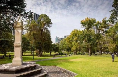 Melbourne Central Business District Apartment | Experience the Heartbeat of Melbourne CBD 1BR