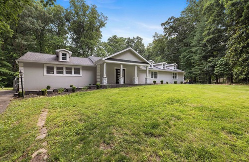 Dayton House | Experience the ultimate vacation getaway with our stunning home rental.
