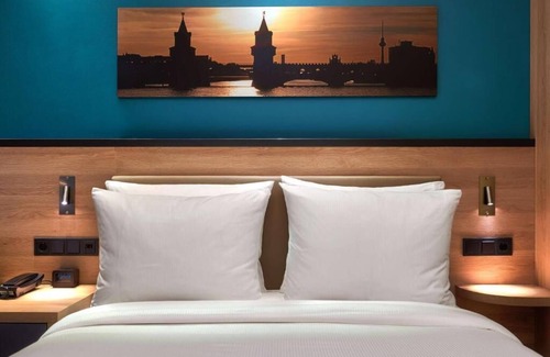 Mitte Hotel | Explore Berlin from a Prime City Centre Location | 3 Queen Rooms w/Breakfast