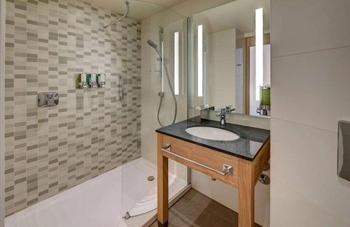 Mitte Hotel | Explore Berlin from a Prime City Centre Location | 3 Queen Rooms w/Breakfast