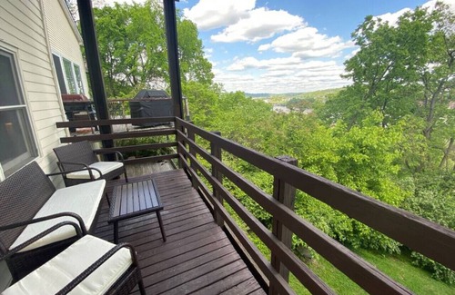 Mount Adams Condo | Explore Downtown and Mount Adams with River Views