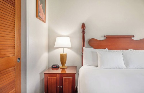 Kahului Hotel | Explore Maui from our Cozy Oceanfront Room | Pets Are Allowed