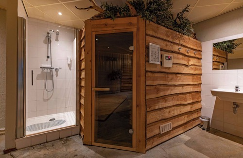 Apeldoorn Hotel | Explore Nature Trails with Free Parking and Bike Rentals Near Julianatoren