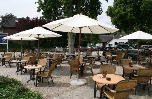 Beekbergen-West Hotel | Explore the Dutch Outdoors Without Compromising Comfort! Free Parking, Dining!