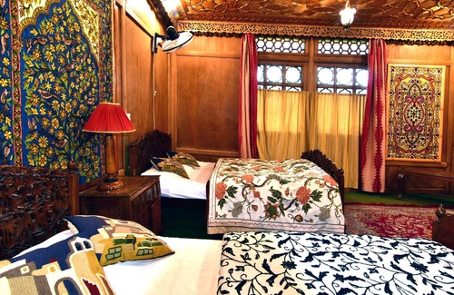 Sudarbal Boat Rental | Explore & Unwind on this luxury Houseboat