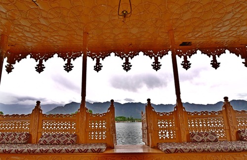 Sudarbal Boat Rental | Explore & Unwind on this luxury Houseboat