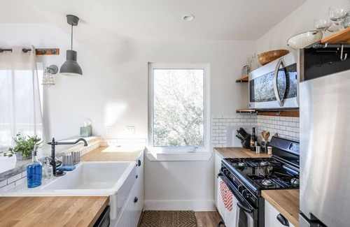 Chestnut House | Explore UT, Moody Center, downtown, restaurants, bars from relaxing upper flat