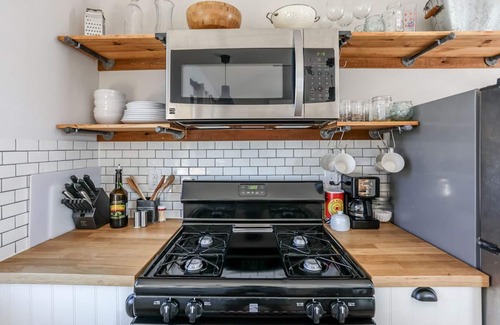 Chestnut House | Explore UT, Moody Center, downtown, restaurants, bars from relaxing upper flat