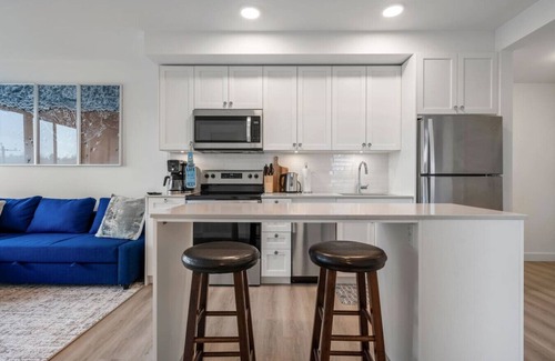 Crescent Heights Apartment | Exquisite 2 Bed Condo near DT Core W/Free Parking