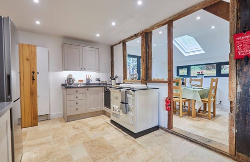 Waterlooville House | Exquisite Coach House w/vaulted ceiling & log fire