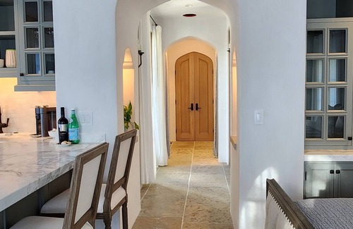 Woodside Villa | Exquisite Crescent Suite Walking Distance to Woodside Downtown