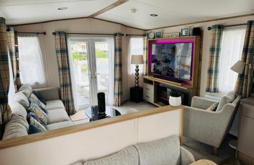 South Cerney House | Exquisite Lake lodge in Hoburne Holiday Resort - Valentino Rose Lodge
