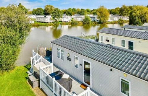 South Cerney House | Exquisite Lake lodge in Hoburne Holiday Resort - Valentino Rose Lodge