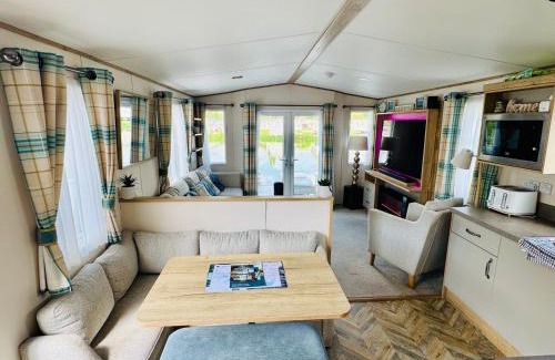 South Cerney House | Exquisite Lake lodge in Hoburne Holiday Resort - Valentino Rose Lodge