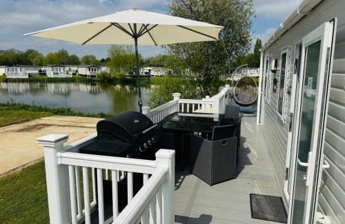 South Cerney House | Exquisite Lake lodge in Hoburne Holiday Resort - Valentino Rose Lodge