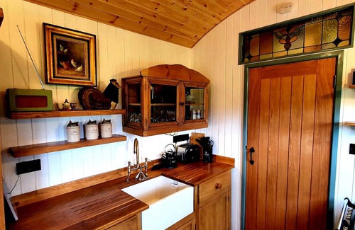 St Teath Cabin | Exquisite Shepherd's HUT With HOT TUB - Between Moor and sea