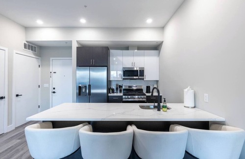 The Heights Apartment | Exquisite Suite 10 min from NYC w. Garage Parking