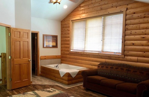 Oglesby Cabin | Extended Stay: Highest-Rated Luxury Cabin in Most Secluded Area of Resort!