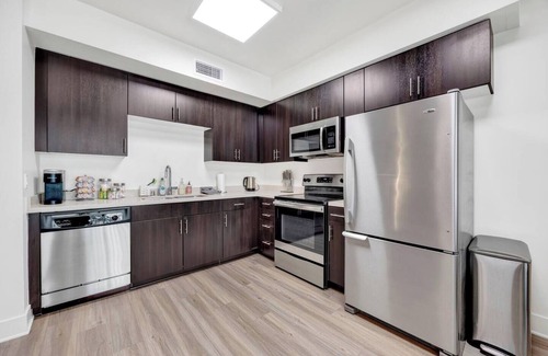 Moorpark Apartment | Extended Stay Walk to Americana | Close to Studios