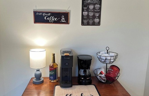Uhrichsville House | F&S Cozy Cottage Your Home Away from Home
