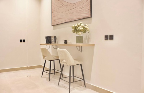 Riyadh Apartment | F1 Stylish Stay Near Airport + Gym & Pool Access