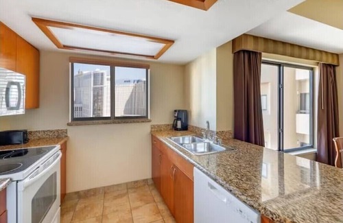 Las Vegas Apartment | F1 Vegas Grand Prix Race Week 2 Bedroom Suite