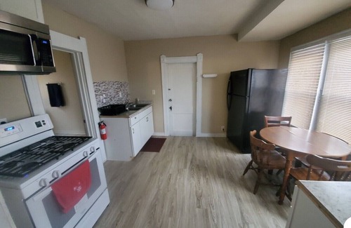 Downtown Syracuse House | (F2) 2bdrm Syracuse University living, near Destiny.