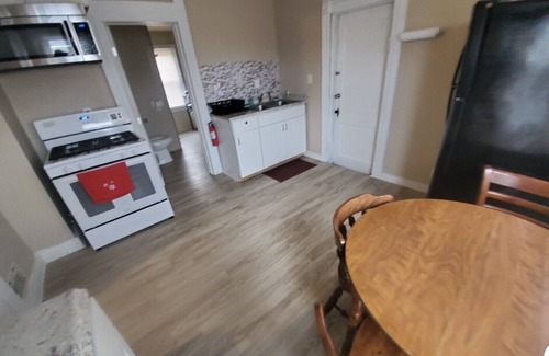 Downtown Syracuse House | (F2) 2bdrm Syracuse University living, near Destiny.