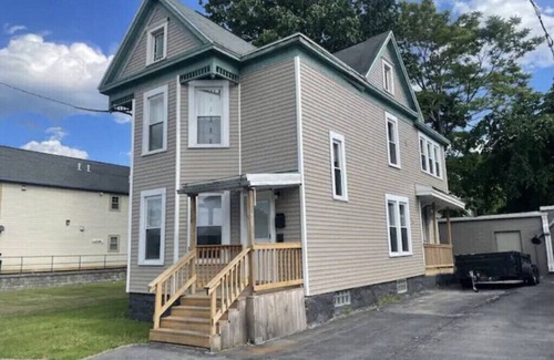 Downtown Syracuse House | (F2) 2bdrm Syracuse University living, near Destiny.