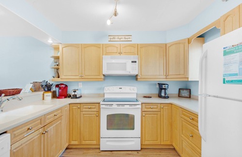 Holiday Isle Condo | ✨FAB Gulf Views~Pool~Water Taxi~2BR Destin on the Gulf 402