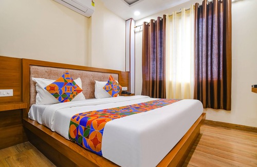 Rau Hotel | Fabhotel Atharv