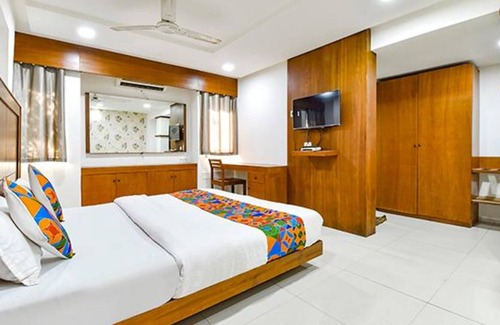 Sayajiganj Hotel | Fabhotel Jal Sagar